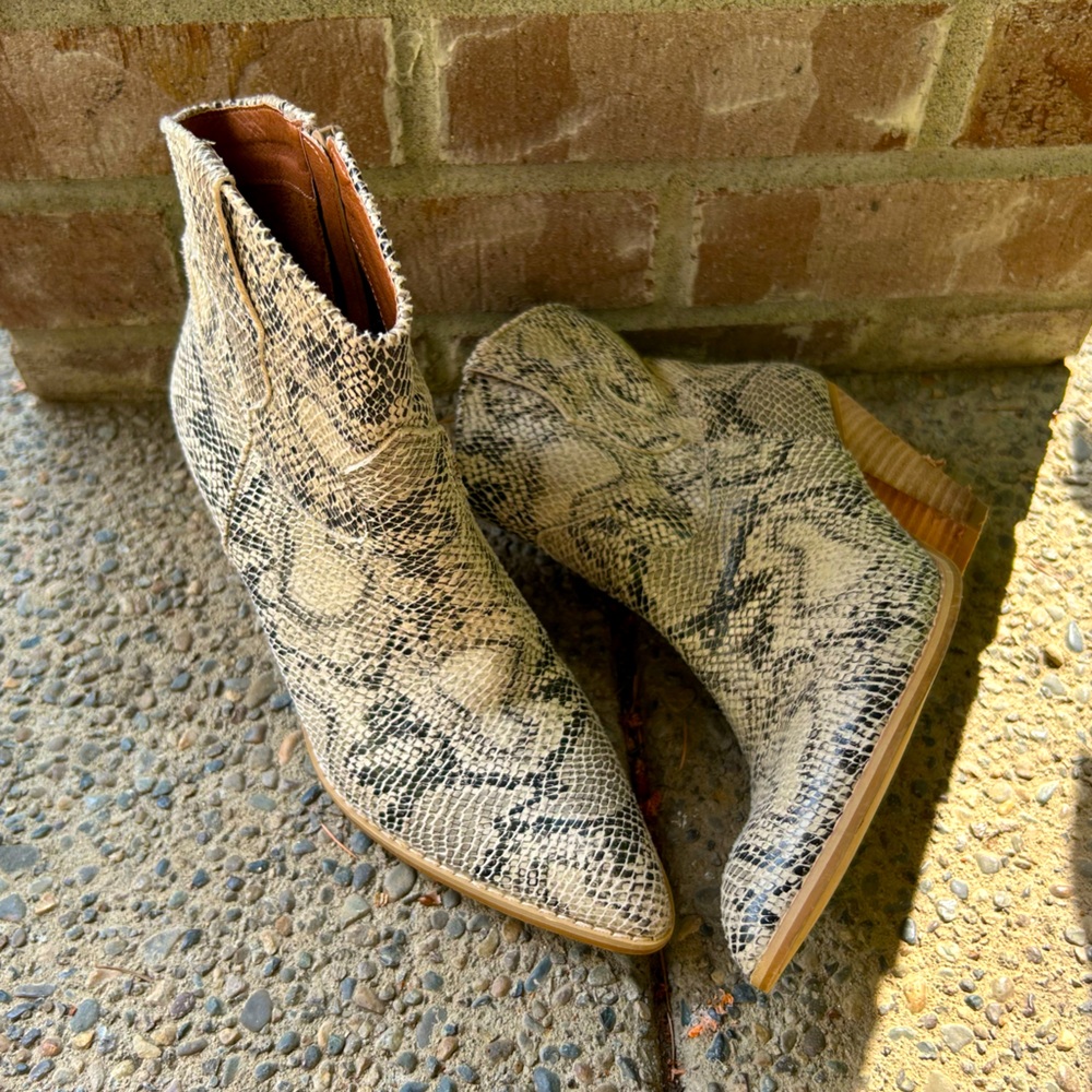 Fierce, MI.IM snake boots!!